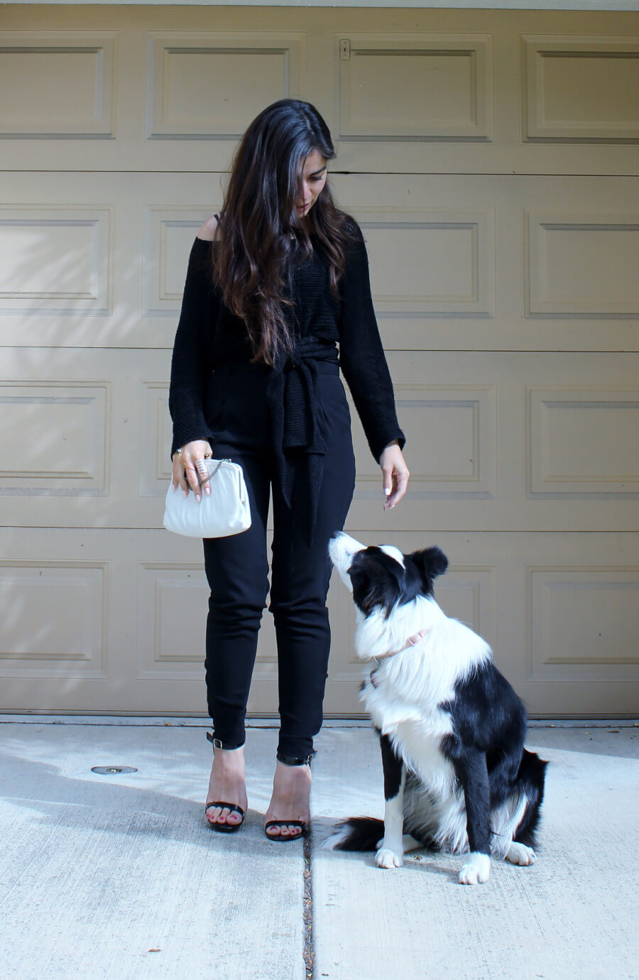 Slow Fashion Photo of the Week: All Black Outfit | Vintage clutch, basic high-rise pants, ankle strap sandals