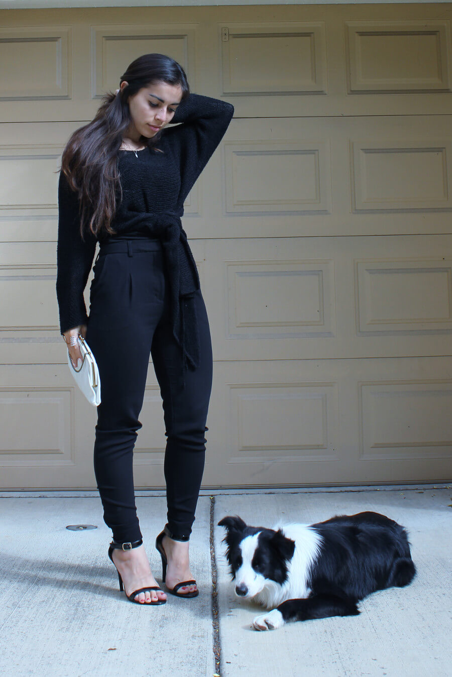 Slow Fashion Photo of the Week | High-waisted pants, vintage top with a knot, vintage clutch, black vegan ankle strap sandals, border collie puppy | Fashionhedge