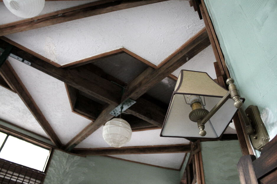 tree house getaway ceiling detail