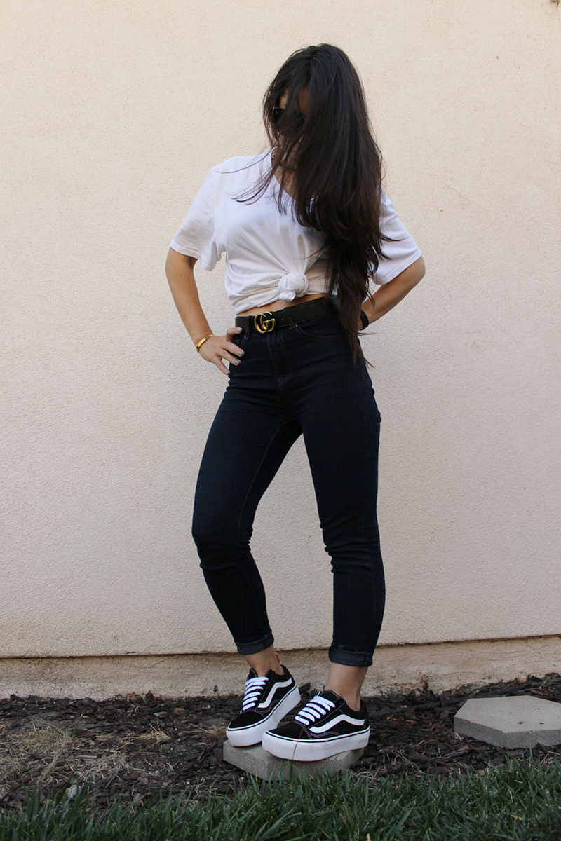 White tee with knot, high-rise skinny jeans and vans old skool platform sneakers