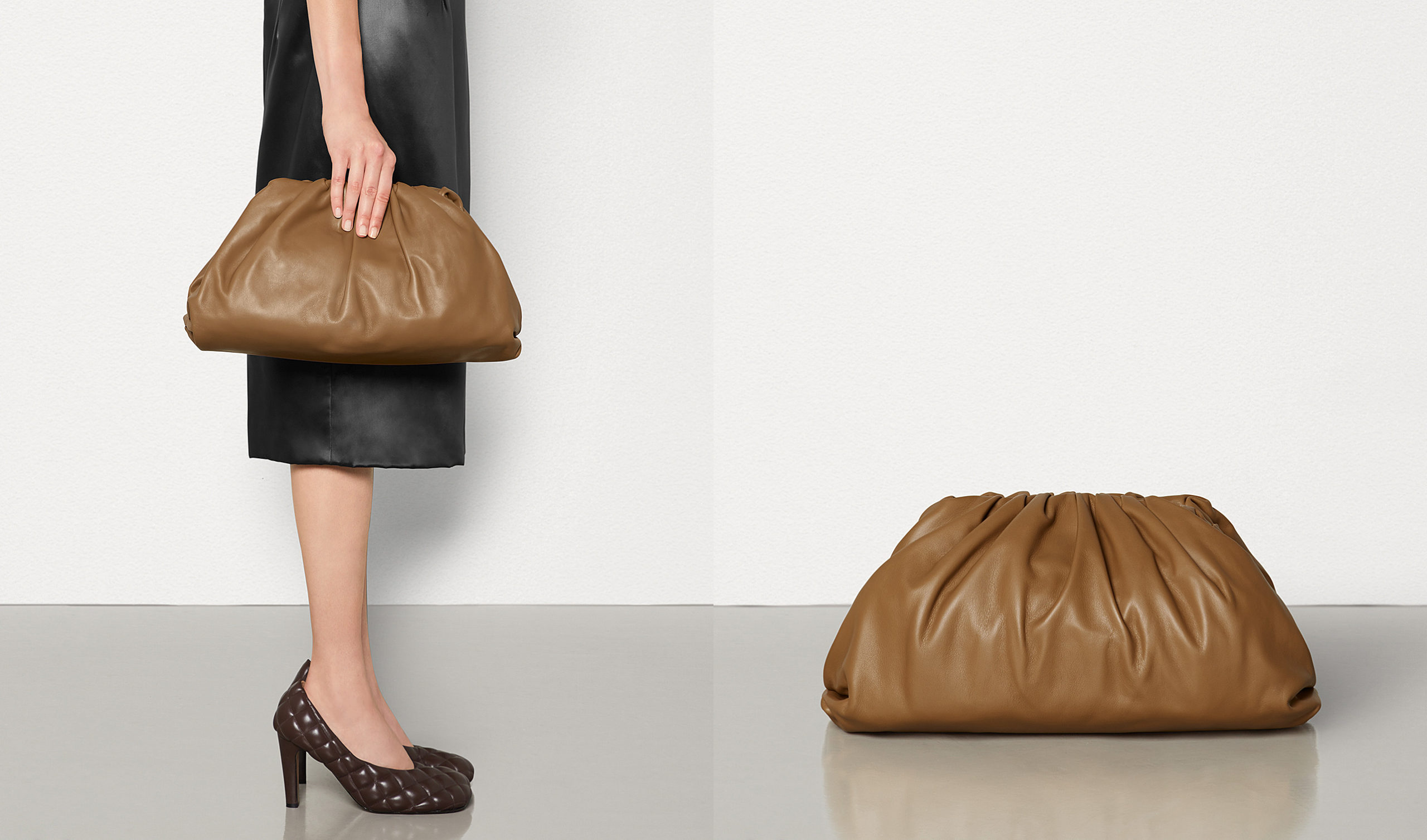 The iconic Botttega Veneta pouch in soft calfskin leather in Camello color